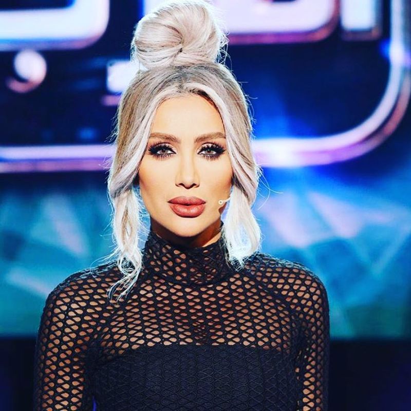 صور مايا دياب بفستان أسود قصير من رامي القاضي في برنامج إسأل العرب